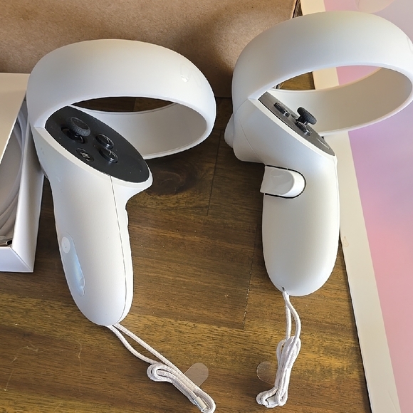 Meta Quest 2 VR Headset - White - Picture 3 of 14